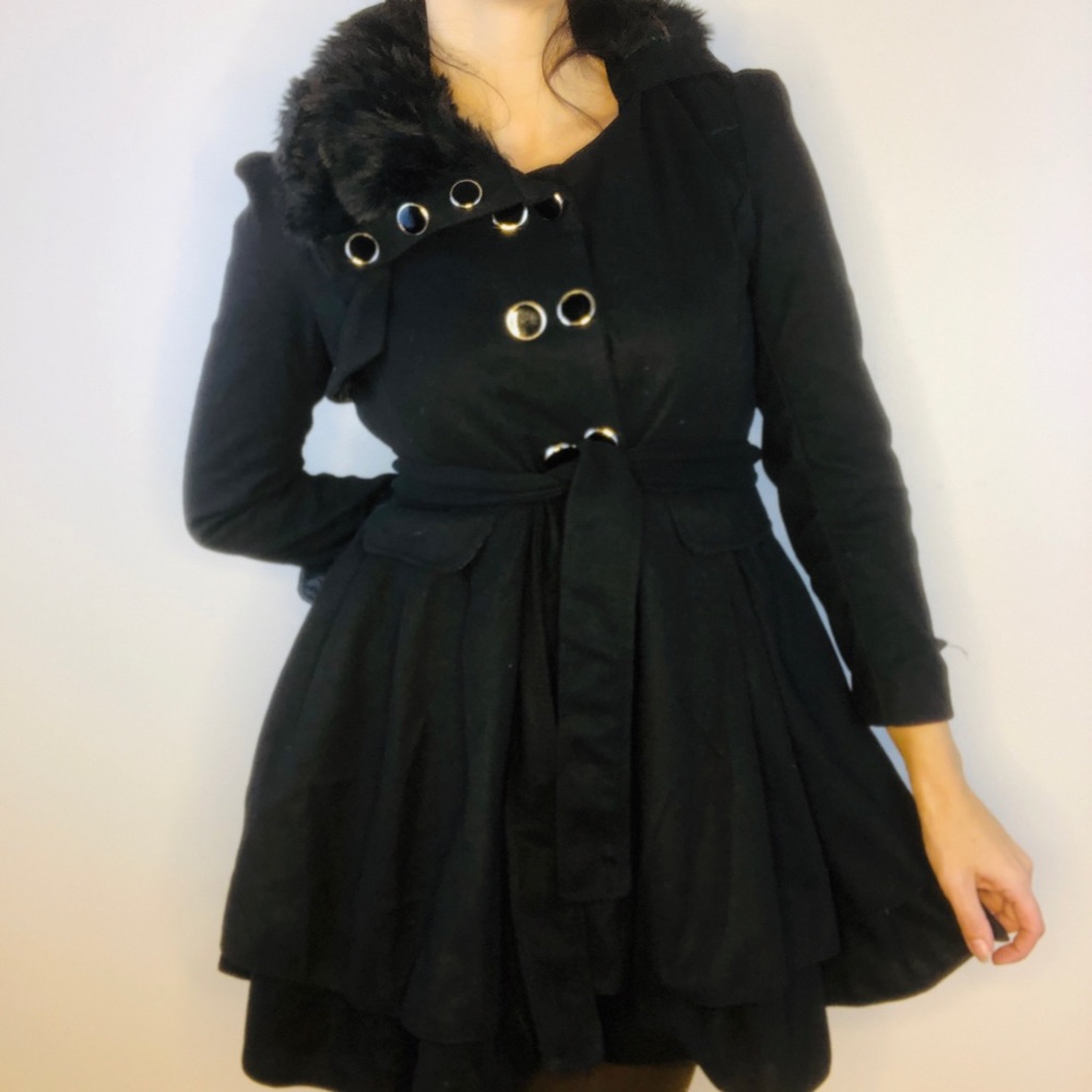 Princess cut light coat, 3/4 sleeve faux fur. XS